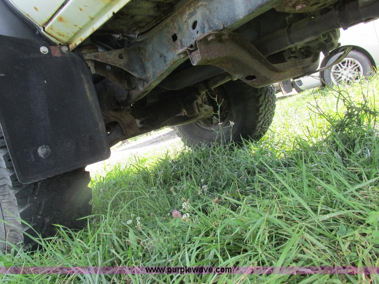 image for item Z9576 1988 Toyota flatbed pickup truck