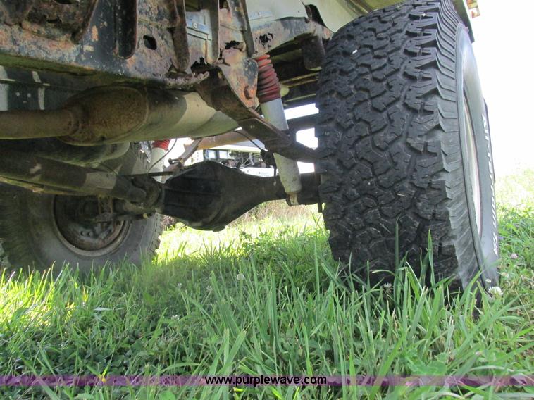 image for item Z9576 1988 Toyota flatbed pickup truck
