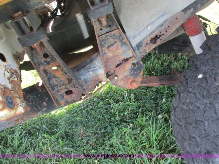 image for item Z9576 1988 Toyota flatbed pickup truck