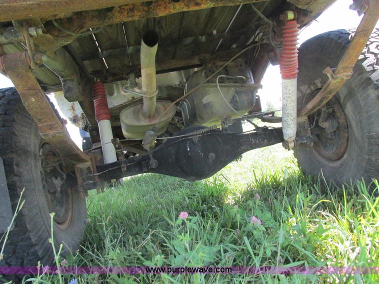 image for item Z9576 1988 Toyota flatbed pickup truck
