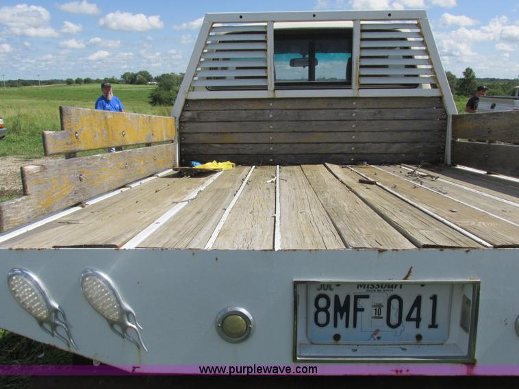 image for item Z9576 1988 Toyota flatbed pickup truck