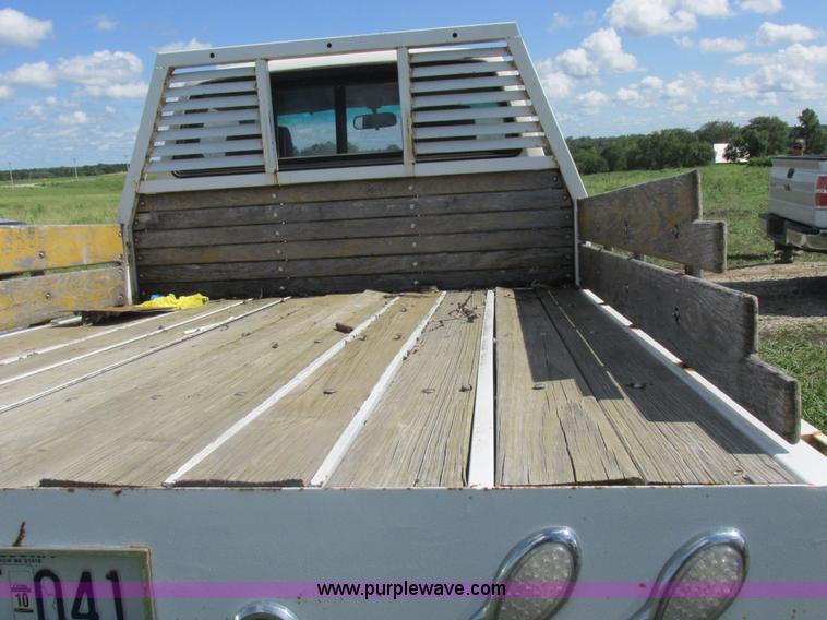 image for item Z9576 1988 Toyota flatbed pickup truck