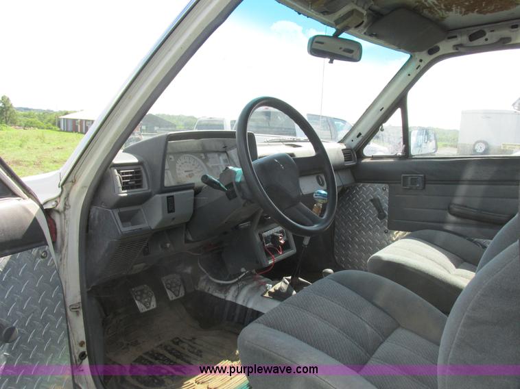 image for item Z9576 1988 Toyota flatbed pickup truck