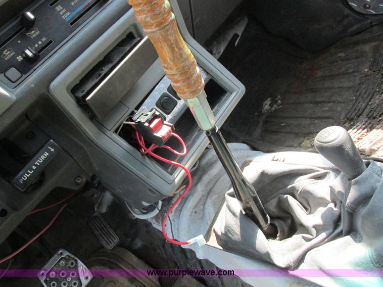 image for item Z9576 1988 Toyota flatbed pickup truck