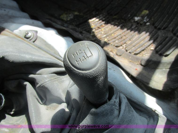 image for item Z9576 1988 Toyota flatbed pickup truck