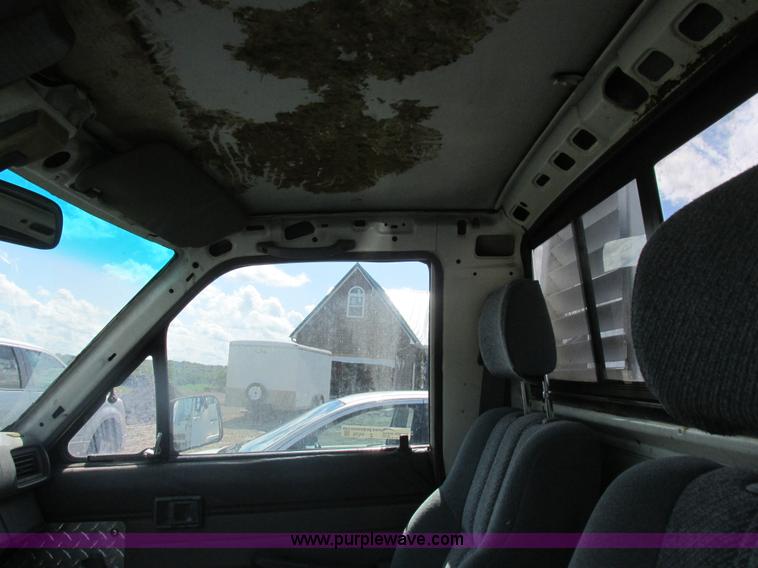image for item Z9576 1988 Toyota flatbed pickup truck