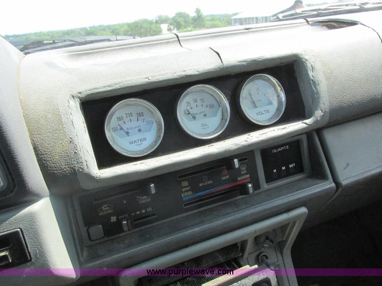 image for item Z9576 1988 Toyota flatbed pickup truck
