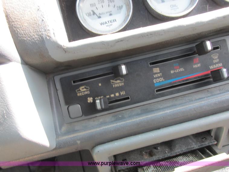 image for item Z9576 1988 Toyota flatbed pickup truck