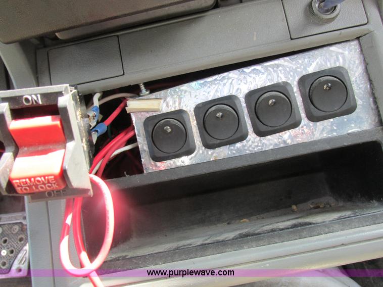 image for item Z9576 1988 Toyota flatbed pickup truck