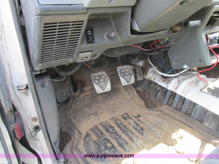 image for item Z9576 1988 Toyota flatbed pickup truck