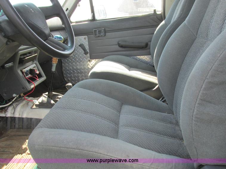 image for item Z9576 1988 Toyota flatbed pickup truck