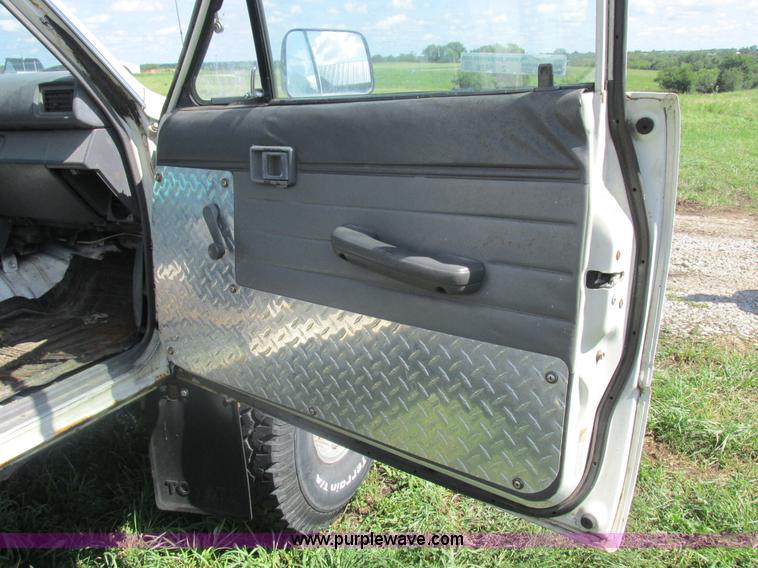 image for item Z9576 1988 Toyota flatbed pickup truck