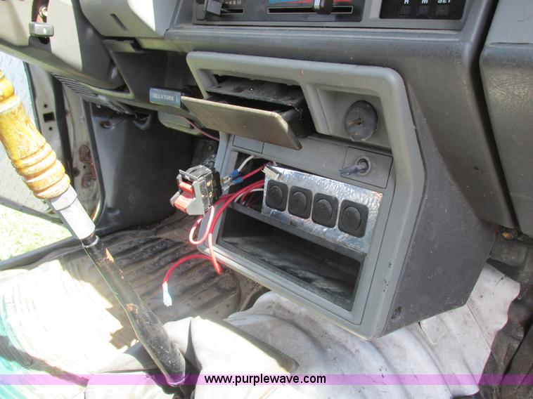 image for item Z9576 1988 Toyota flatbed pickup truck