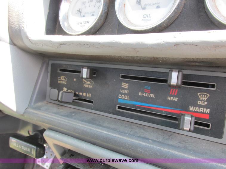 image for item Z9576 1988 Toyota flatbed pickup truck