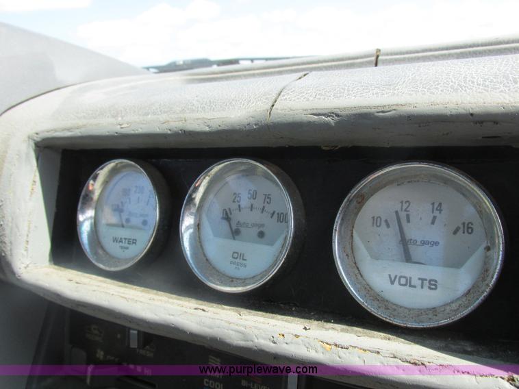 image for item Z9576 1988 Toyota flatbed pickup truck