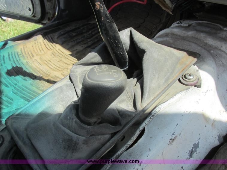 image for item Z9576 1988 Toyota flatbed pickup truck