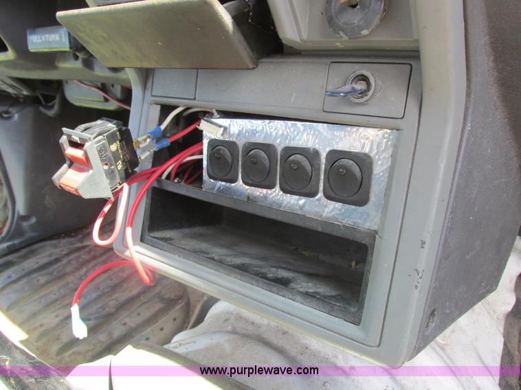 image for item Z9576 1988 Toyota flatbed pickup truck