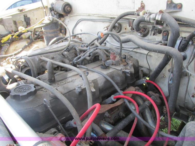 image for item Z9576 1988 Toyota flatbed pickup truck