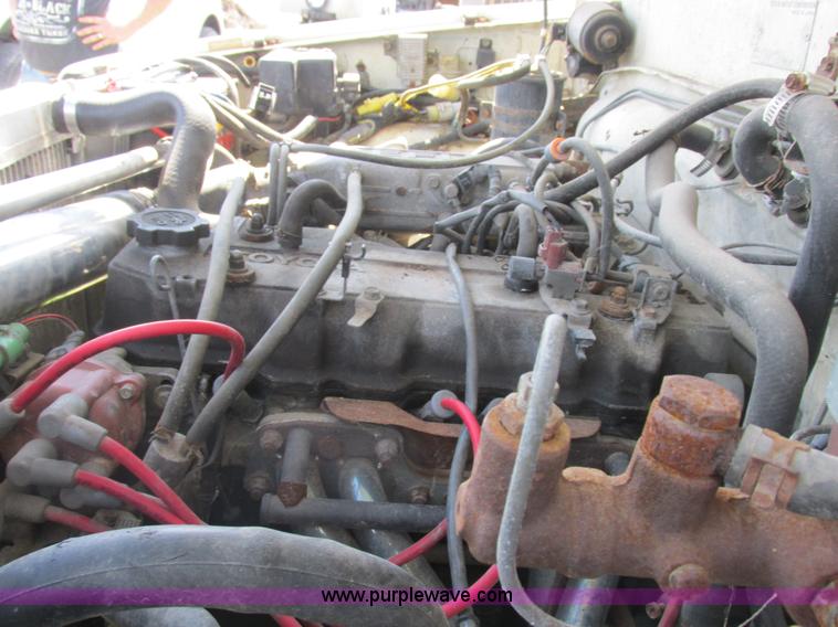 image for item Z9576 1988 Toyota flatbed pickup truck