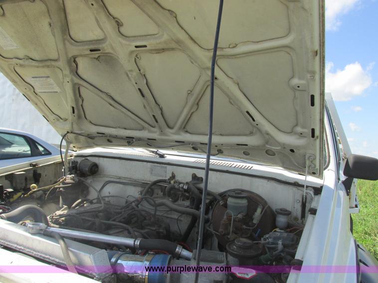 image for item Z9576 1988 Toyota flatbed pickup truck