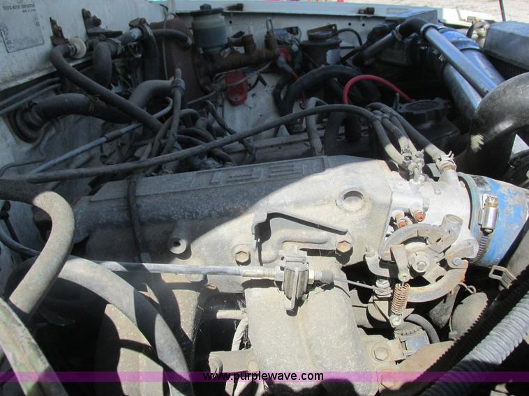image for item Z9576 1988 Toyota flatbed pickup truck
