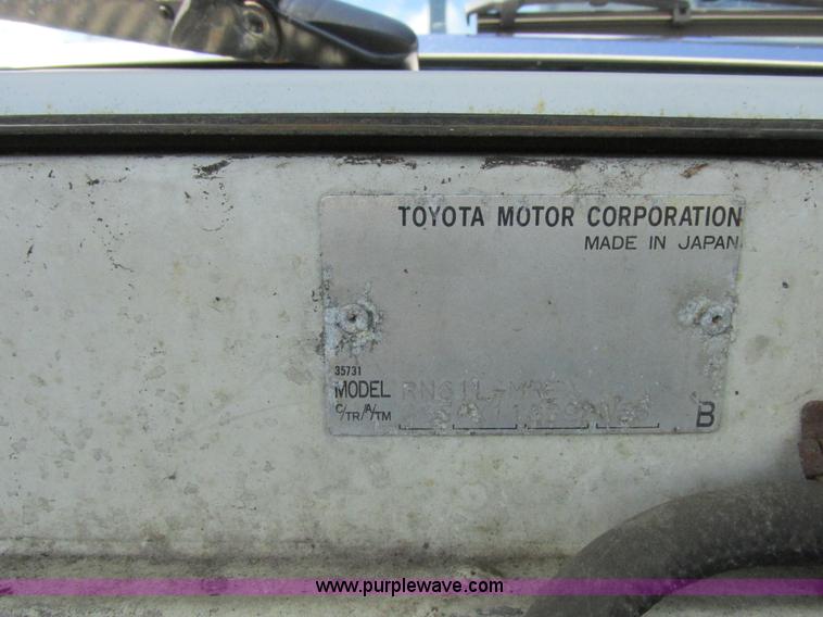 image for item Z9576 1988 Toyota flatbed pickup truck