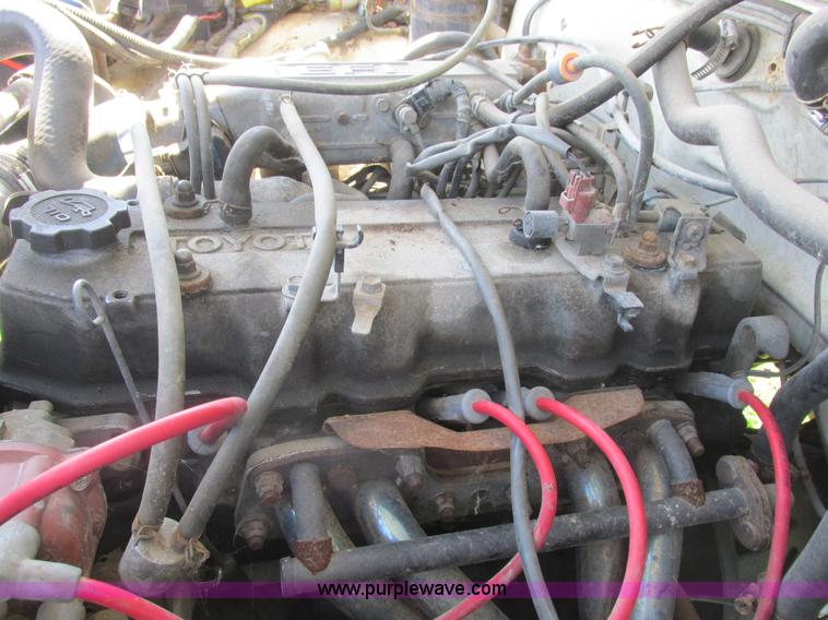 image for item Z9576 1988 Toyota flatbed pickup truck