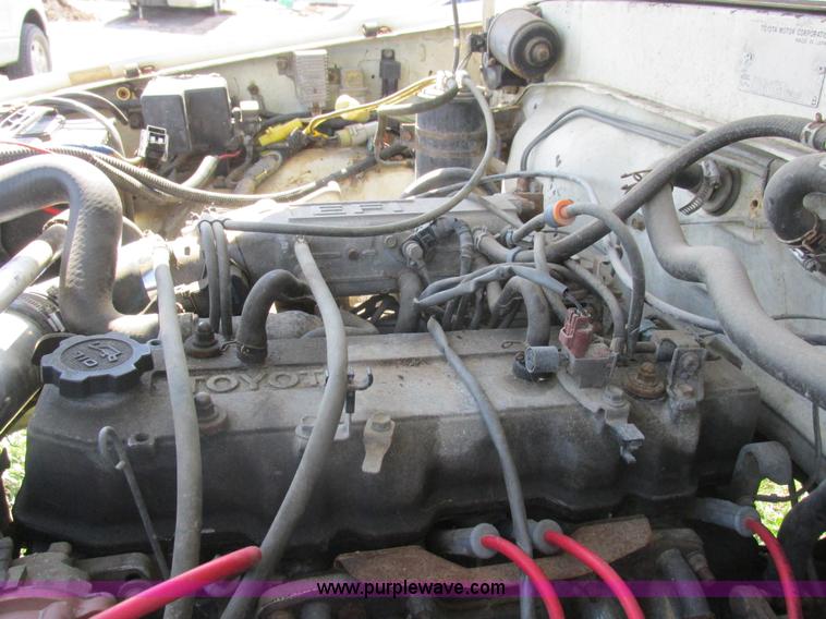 image for item Z9576 1988 Toyota flatbed pickup truck