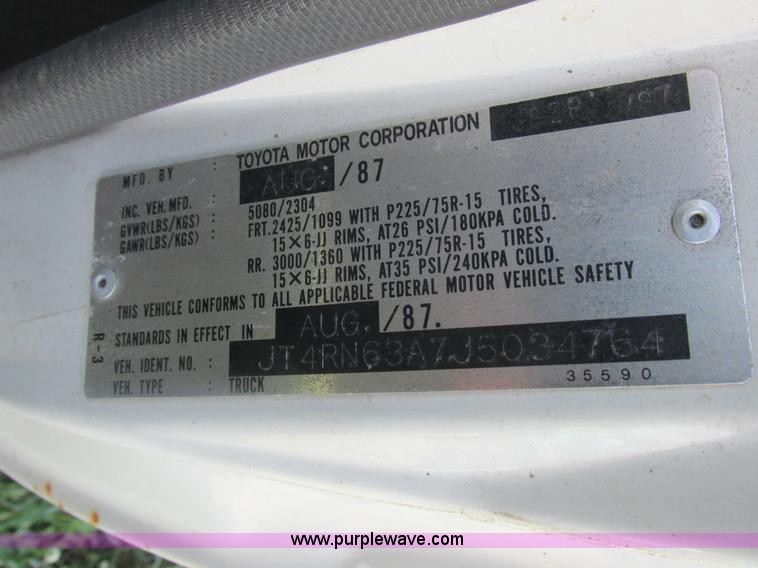 image for item Z9576 1988 Toyota flatbed pickup truck