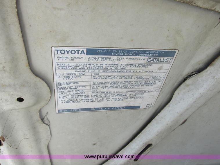 image for item Z9576 1988 Toyota flatbed pickup truck