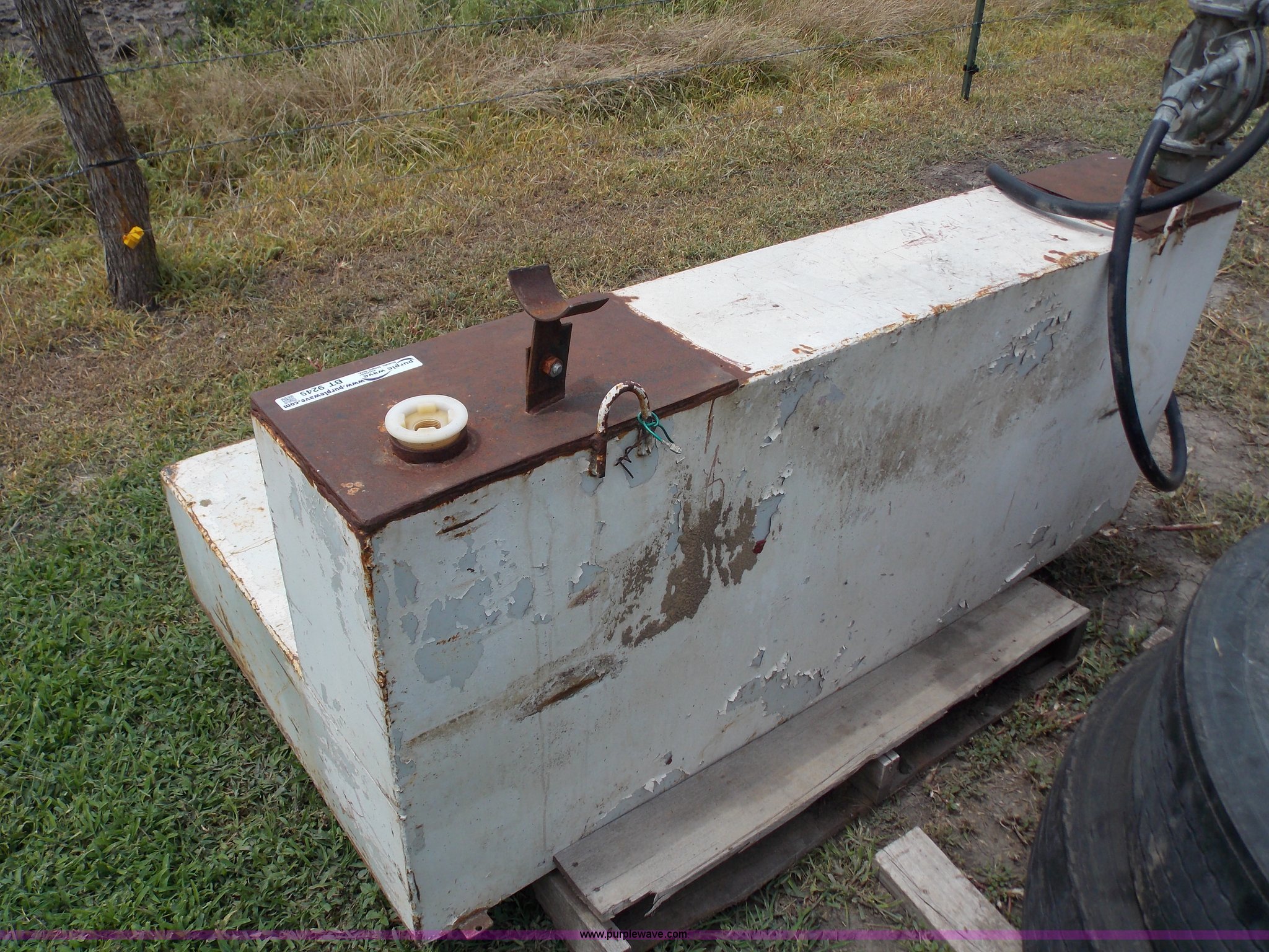 125 gallon Lshaped fuel tank in Beloit, KS Item BT9245 sold Purple Wave