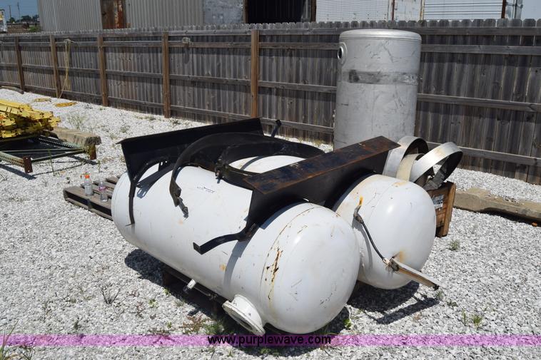 image for item AZ9039 (3) tanks