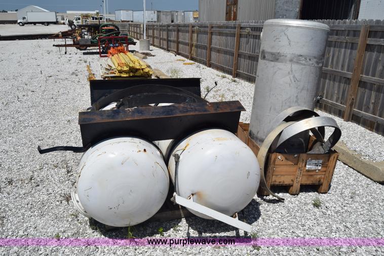 image for item AZ9039 (3) tanks