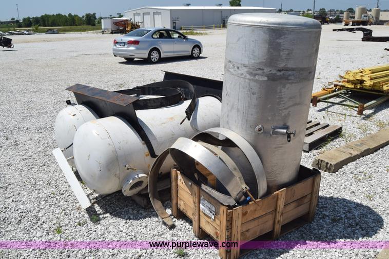 image for item AZ9039 (3) tanks