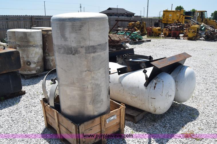 image for item AZ9039 (3) tanks