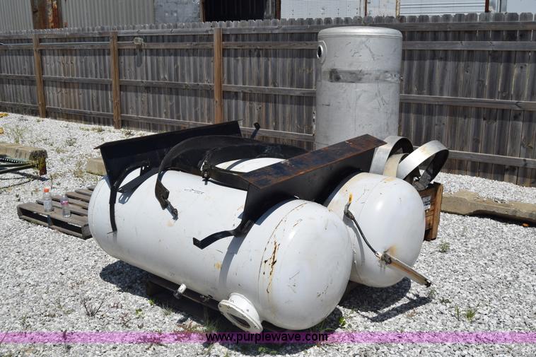 image for item AZ9039 (3) tanks