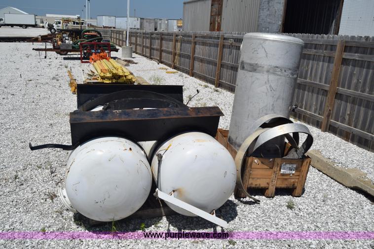 image for item AZ9039 (3) tanks