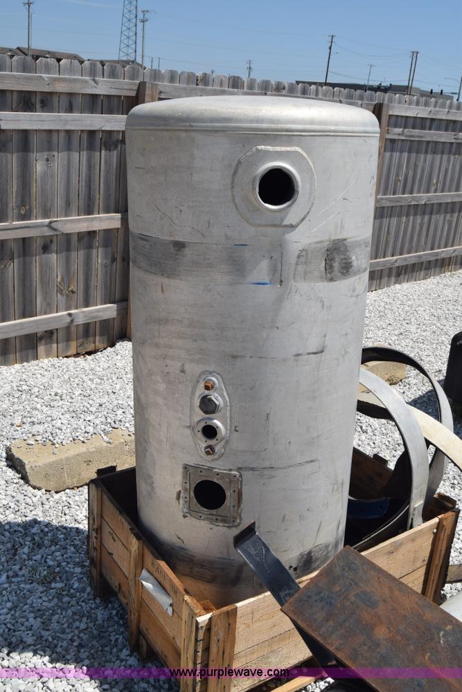 image for item AZ9039 (3) tanks