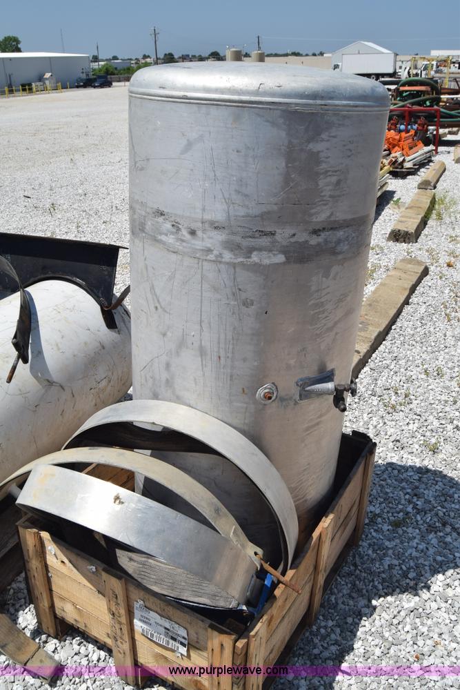 image for item AZ9039 (3) tanks