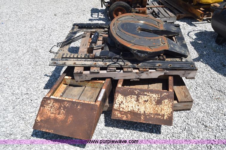 image for item AZ9046 Holland fifth wheel hitch