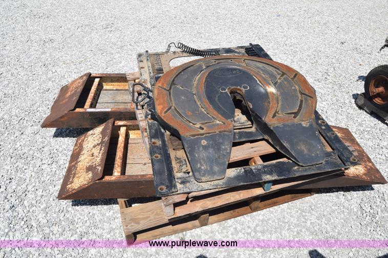 image for item AZ9046 Holland fifth wheel hitch