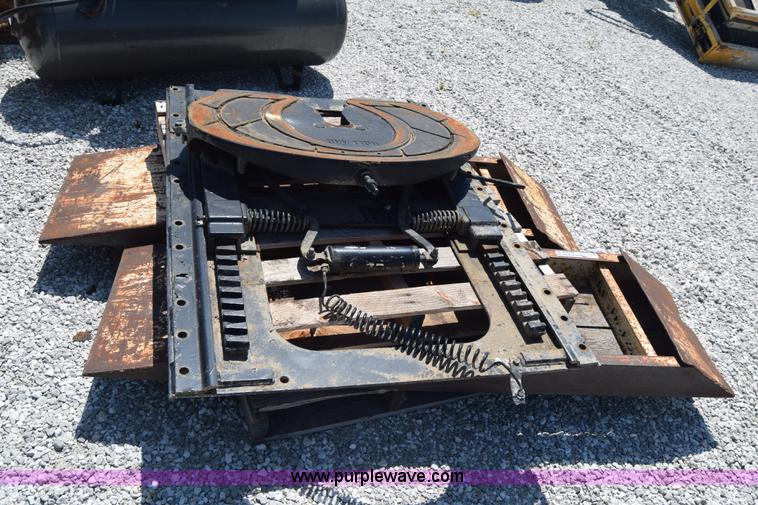 image for item AZ9046 Holland fifth wheel hitch