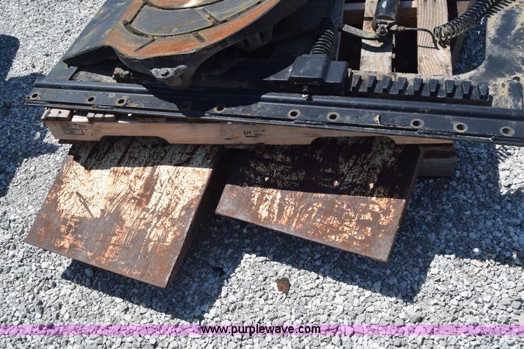 image for item AZ9046 Holland fifth wheel hitch