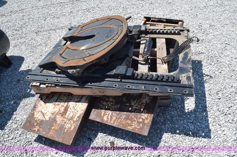 image for item AZ9046 Holland fifth wheel hitch