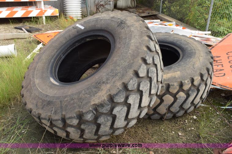 image for item BI9406 (2) Michelin 20.5R25 tires