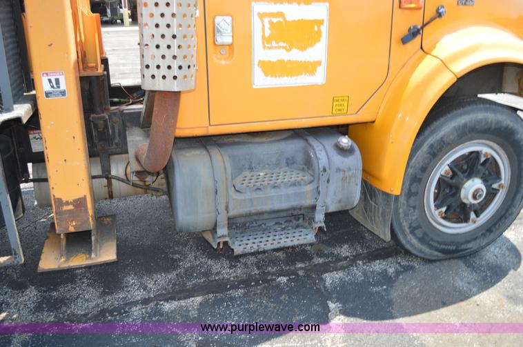 image for item BK9706 1995 International 4900 crane truck