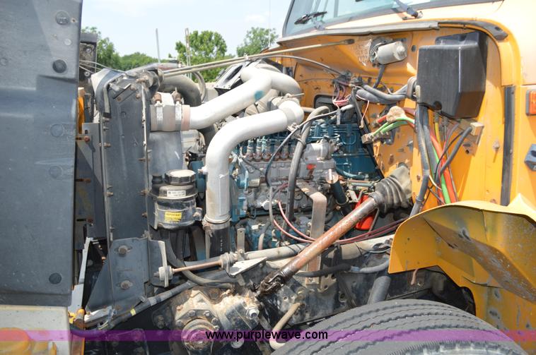 image for item BK9706 1995 International 4900 crane truck