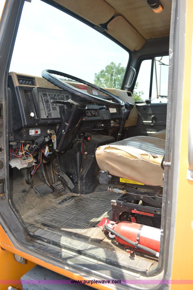 image for item BK9706 1995 International 4900 crane truck