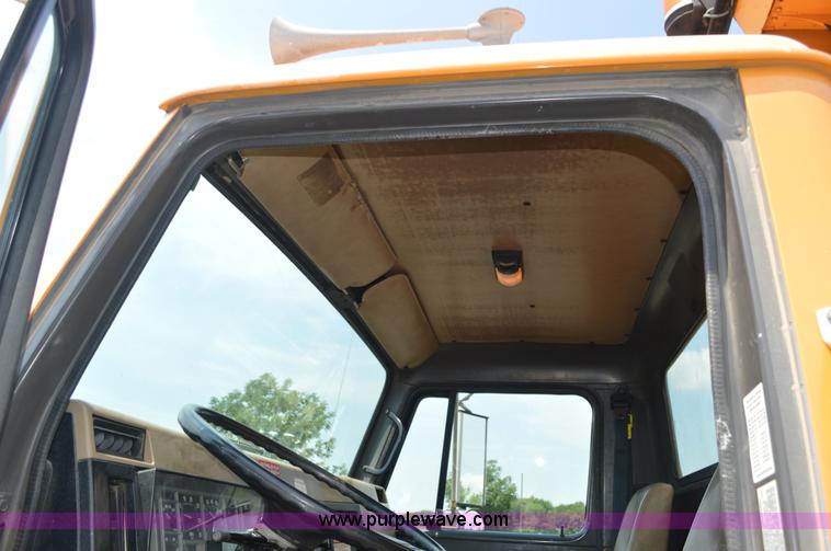 image for item BK9706 1995 International 4900 crane truck