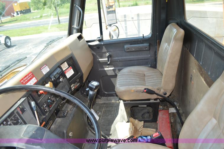 image for item BK9706 1995 International 4900 crane truck